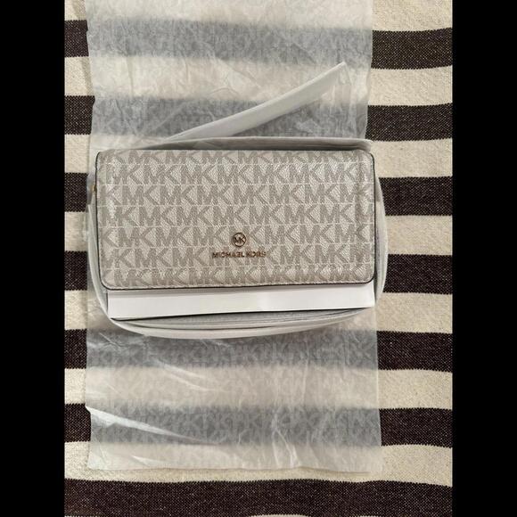 Jet Set Small Logo Smartphone Convertible Crossbody Bag - Picture 2 of 3